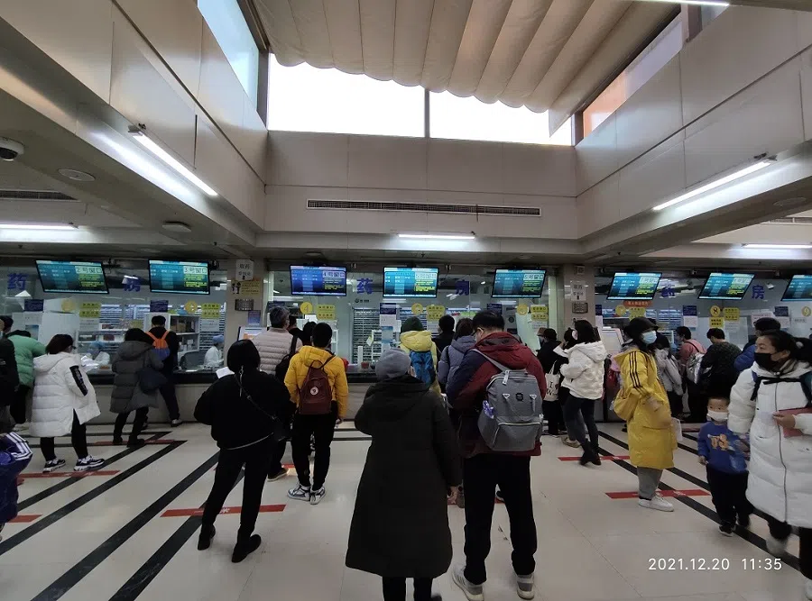 People queuing up at the hospital pharmacy. (Photo: Jessie Tan)