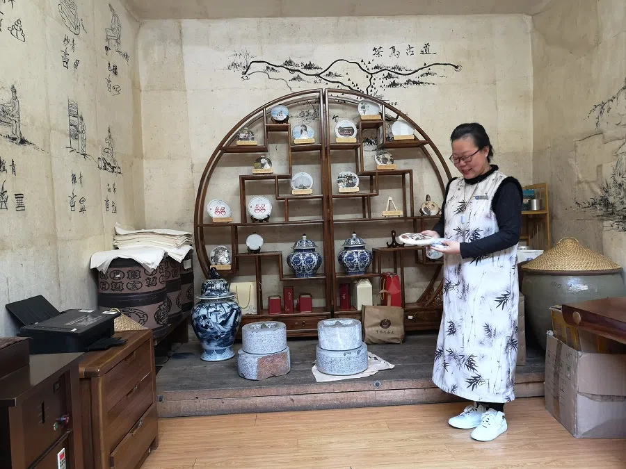 Visitors can make their own tea cakes and design their own packaging as souvenirs.
