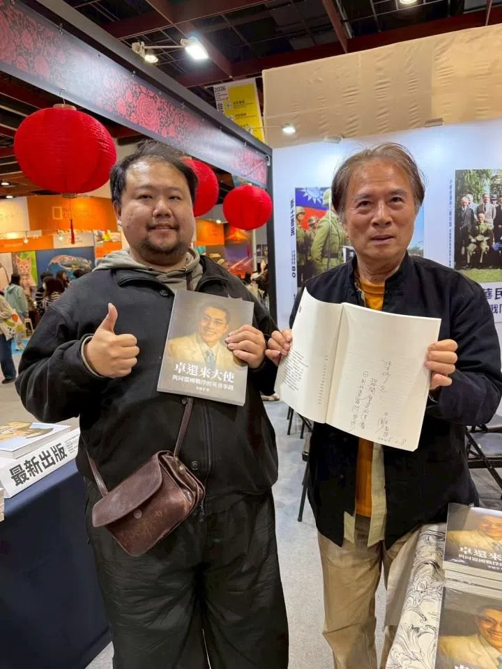 Writer Li Zhanping showing his new book on ambassador <a href="/history/photos-fact-versus-fiction-portrayal-wwii-anti-japanese-martyrs-taiwan" target="_self">Zhuo Huanlai</a>.
