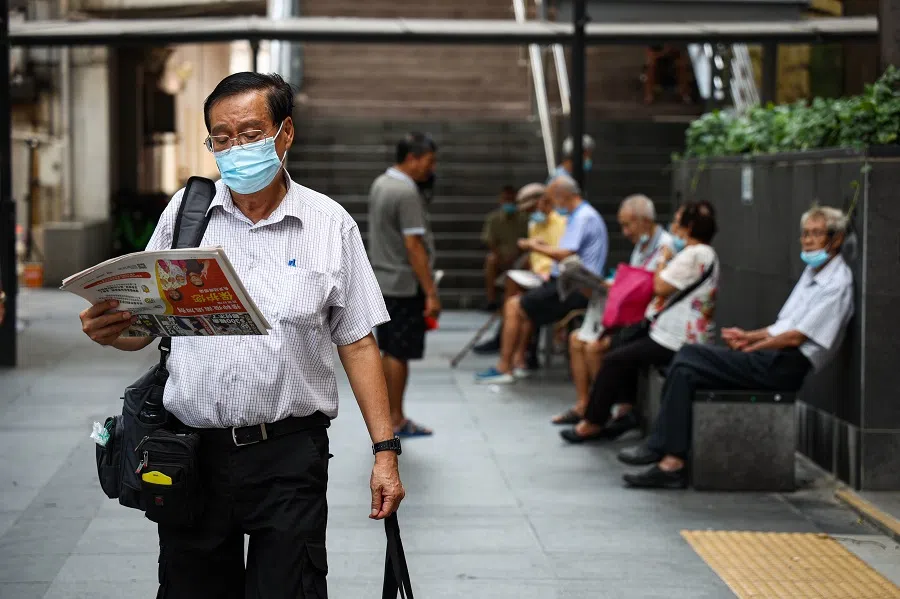 An eldery man reads the newspaper at Chinatown in Singapore on 25 October 2021. (SPH Media)
