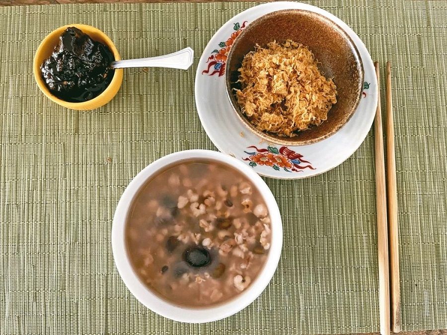 When I was little, a home-cooked meal generally consisted of a bowl of five grain porridge and a few simple side dishes. (Photo provided by Chiang Hsun)