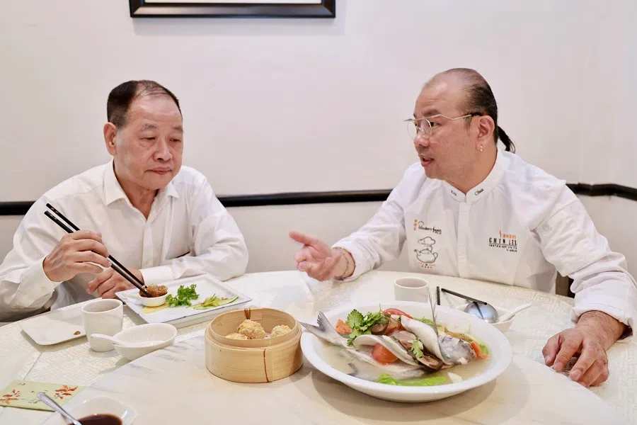 Huang Ching Biao (left) and Eric Chua (right), chef-owner of Chin Lee Restaurant. (Photo: Tan Lai Hock)