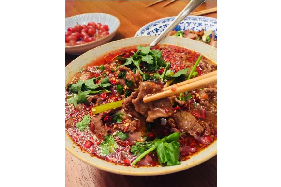 Chuang Tzu-i trying her hands at classic Zigong dish "boiled beef slices".