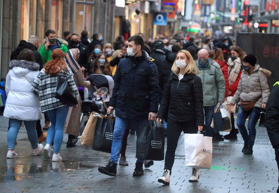 Shoppers wearing masks fill Cologne's main shopping street Hohe Strasse (High Street) in Cologne, Germany, 12 December 2020. (Wolfgang Rattay//File Photo/Reuters)