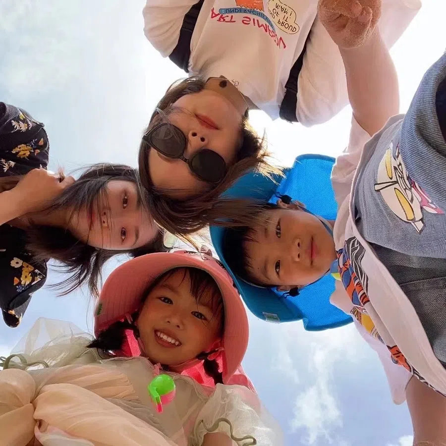 Li Huan (top) and Wang Jie (left), along with their children, now live together as "divorce buddies". (Photo provided by interviewee)