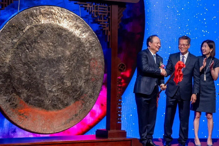 Robin Zeng, founder and chairman of CATL (left), Paul Chan, Hong Kong’s financial secretary (middle) and Bonnie Chan (right), CEO of Hong Kong Stock Exchanges & Clearing Ltd. (HKEX) stand next to a gong during the CATL listing ceremony at the Hong Kong Stock Exchange in Hong Kong, China, 20 May 2025.