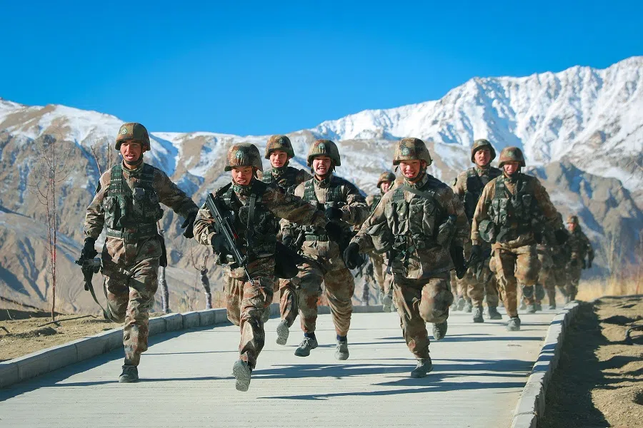 This photo taken on 4 January 2021 shows Chinese People's Liberation Army (PLA) soldiers taking part in military training at Pamir Mountains in Kashgar, Xinjiang, China. (STR/AFP)