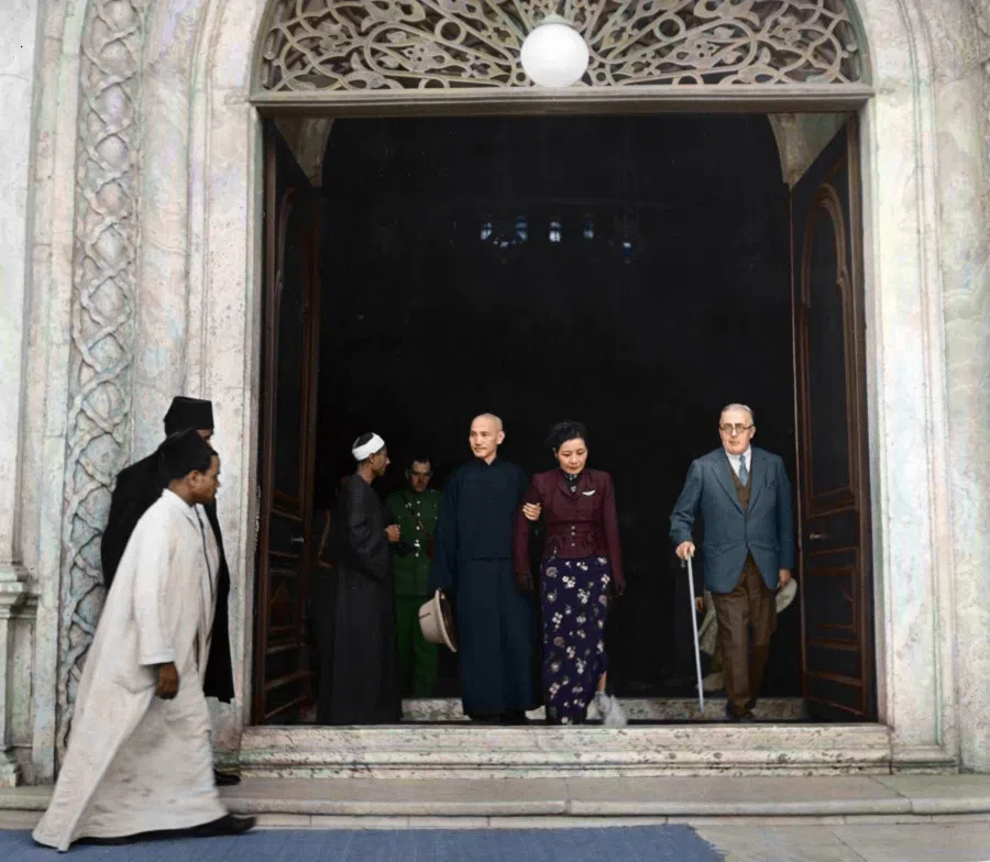 On 27 November 1943, with arrangements by the British government, Chiang Kai-shek, Soong Mei-ling, and others visited the sights in Egypt under tight protection by British troops. The photo shows Sir Robert Hyde Greg - a long-time resident of Cairo - telling Chiang and Madame Chiang the history of the place.