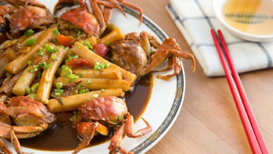 Stir-fried liuyuehuang with rice cakes. (Internet)