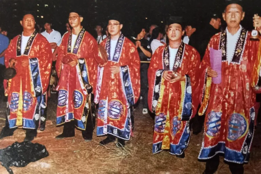 This photo from over two decades ago shows Woo Ying Poh (second from left) at a ritual in Bishan, Singapore. (Photo provided by interviewee)