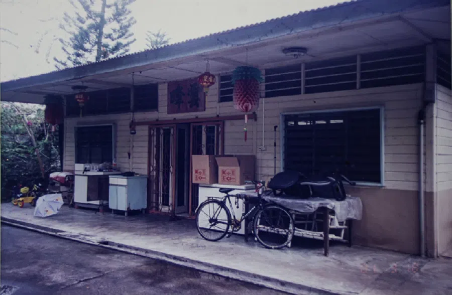 While Toh Siam Ker’s second brother operated a tropical fish farm in Tampines, their home displayed the “Yunfeng” (云峰) tanghao from their previous home. (Photo provided by interviewee)