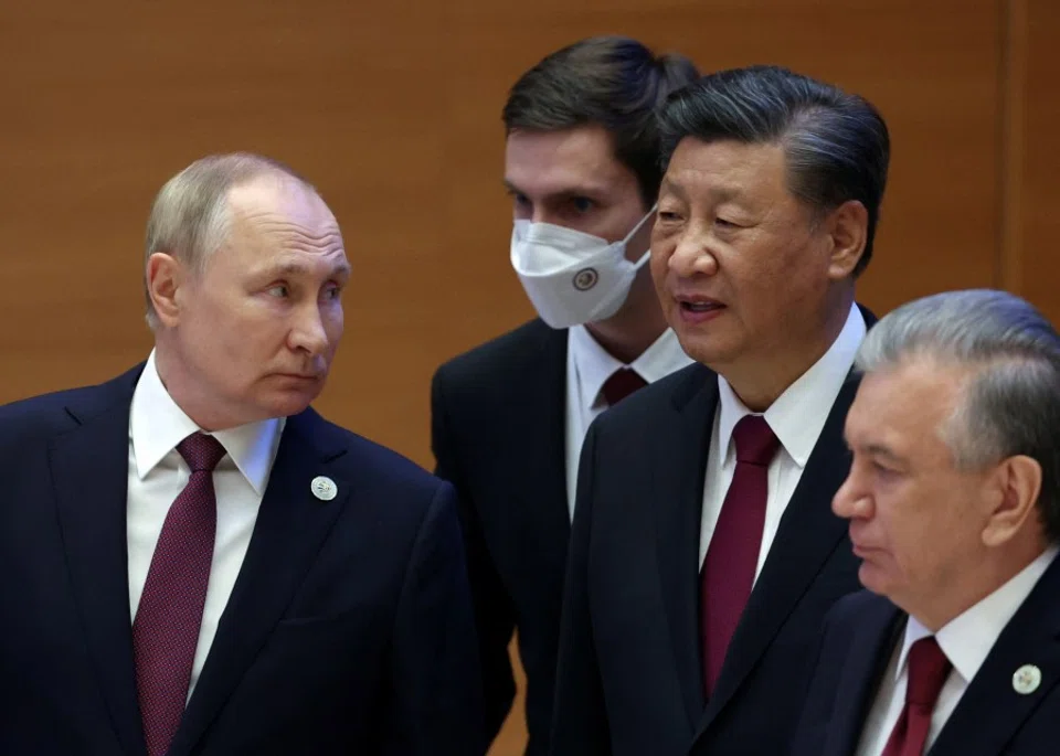 Russian President Vladimir Putin speaks with Chinese President Xi Jinping before an extended-format meeting of heads of the Shanghai Cooperation Organization summit (SCO) member states in Samarkand, Uzbekistan, 16 September 2022. (Sergey Bobylev/Sputnik/Pool via Reuters)