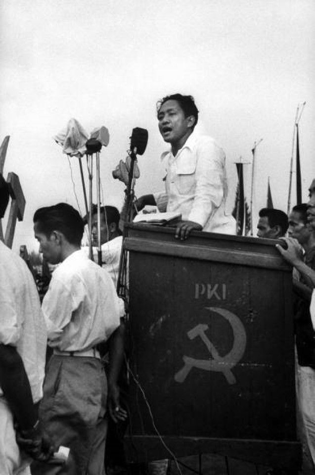 D.N. Aidit speaking at PKI election rally, 1955. (Wikimedia)