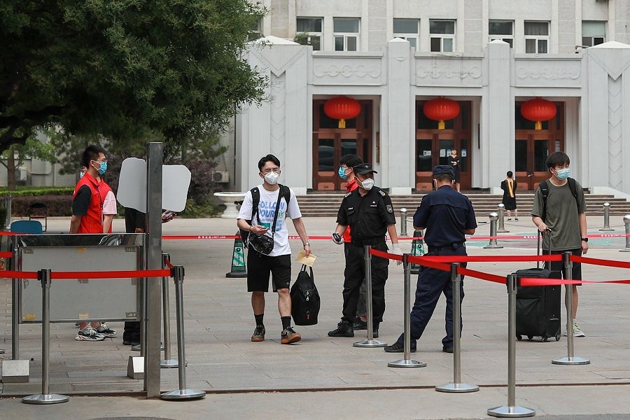 Students leave Beijing Institute of Technology in Beijing, China, to return to their hometowns, 3 June 2022. (CNS)