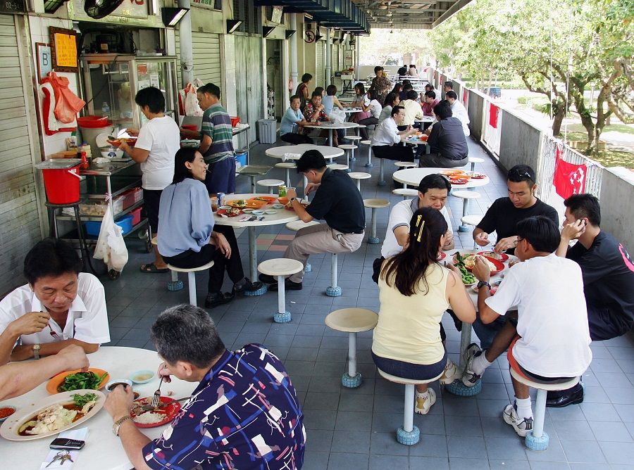 Diners enjoying chicken rice from Sin Kee at Margaret Drive in 2005. (SPH Media)