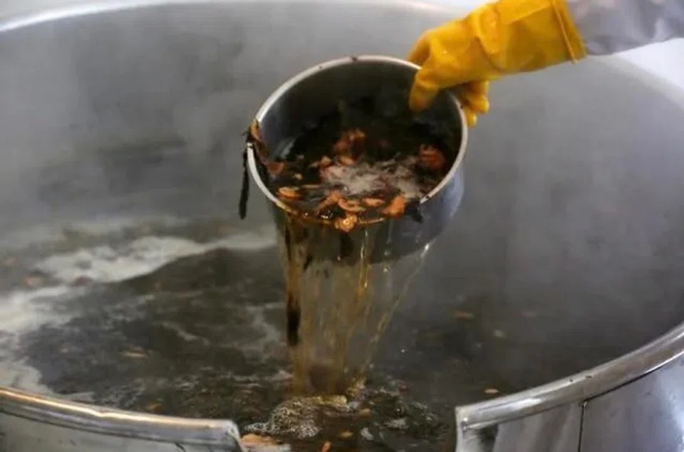 Schools in Lincang city, Yunnan province made it mandatory for all staff and students to drink "大锅药" before they could enter schools. (Weibo)