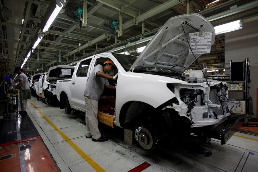 Employees work at an assembly line in the Toyota manufacturing plant located in Chachoengsao province, east of Bangkok, 7 November 2012. (Chaiwat Subprasom/Reuters)