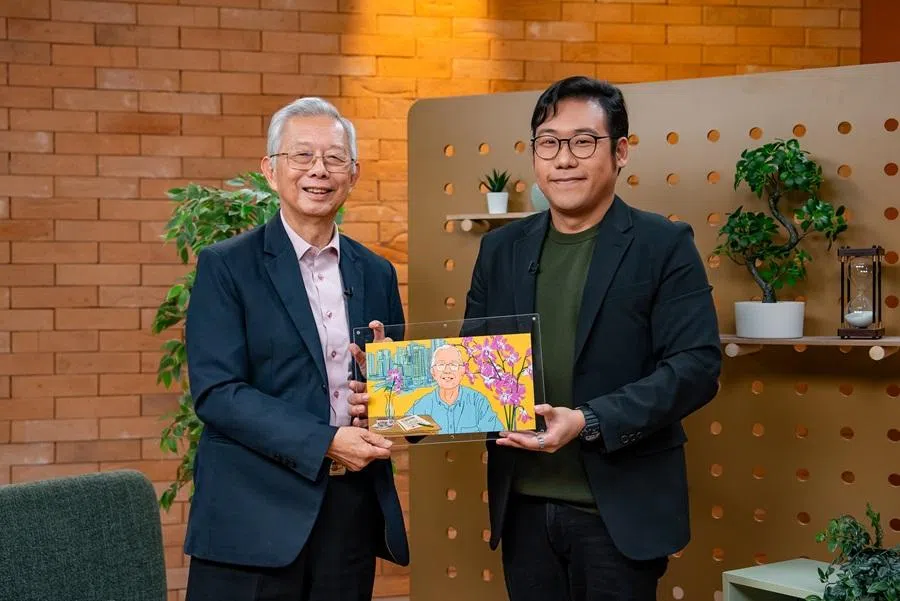 ThinkChina’s James Loo presents Lim Siong Guan with an illustrated portrait at STUDIO+65 in Singapore on 15 April 2026. (Photo: Yi Jina)