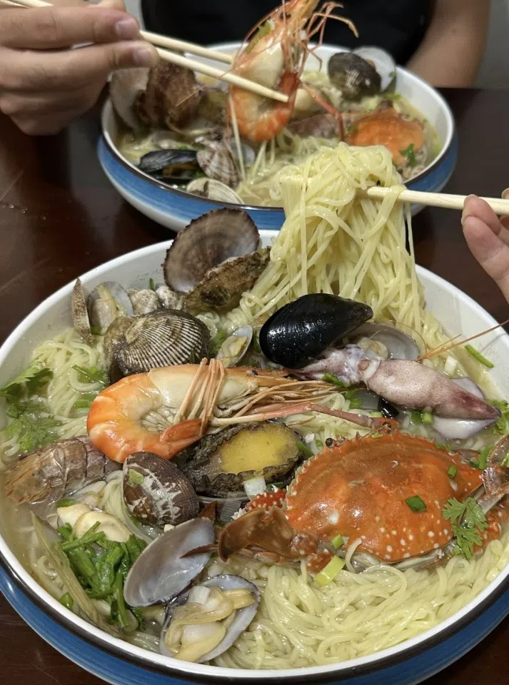 A bowl of soup noodle cooked with a variety of fresh seafood commonly found in Yantai’s markets.