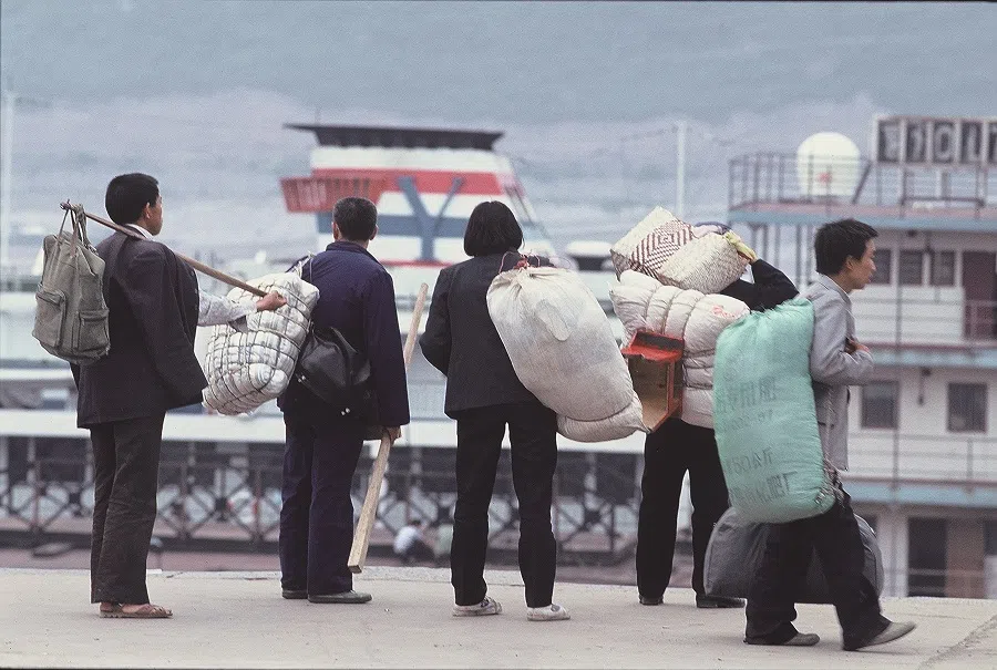 Migrant workers along the Yangtze River in Chongqing preparing to go to work in other provinces, 1993. (Koichi Saito)