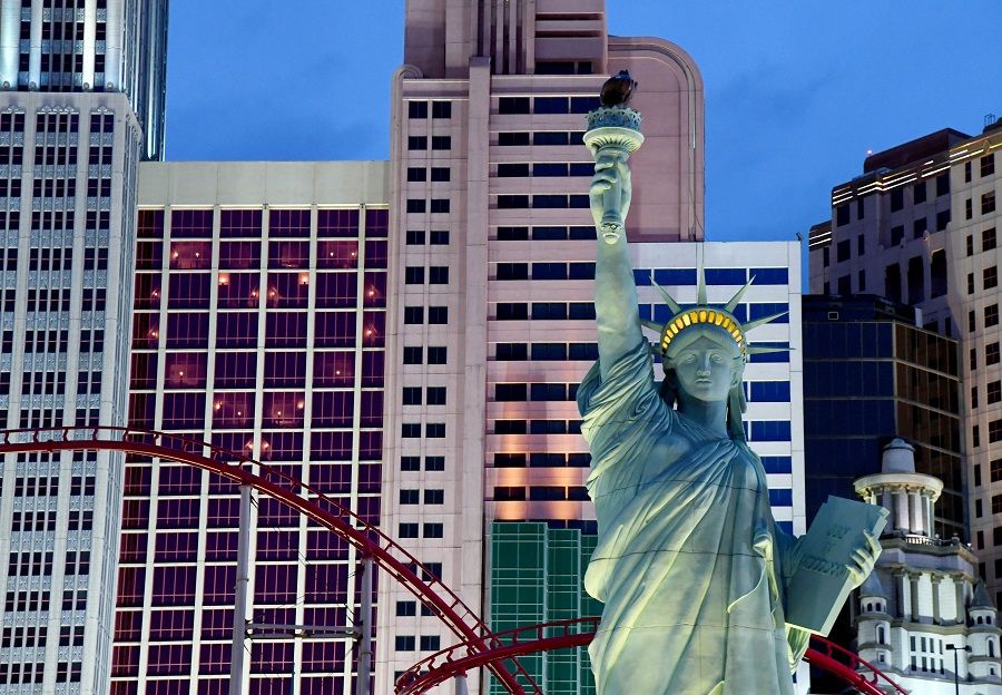 Lights are displayed in the shape of a heart on a tower of the shuttered New York-New York Hotel & Casino next to the resort's half-size replica of Lady Liberty on the Las Vegas Strip on 28 March 2020 in Las Vegas, Nevada. (Ethan Miller/Getty Images/AFP)