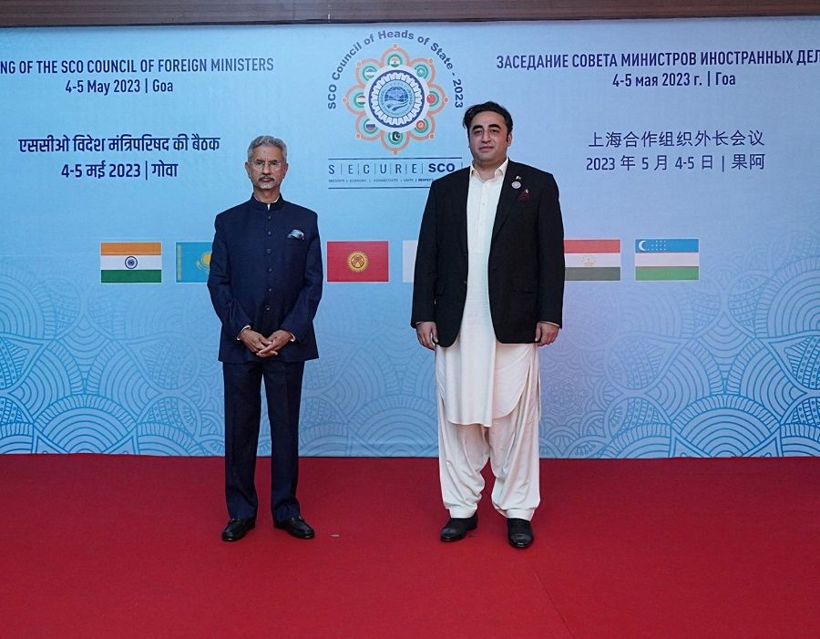 India's Foreign Minister Subrahmanyam Jaishankar (left) and his Pakistani counterpart Bilawal Bhutto Zardari pose for a photograph at the SCO Council of Foreign Ministers Meeting in Goa, India, 5 May 2023. (India's Ministry of External Affairs/Handout via Reuters)