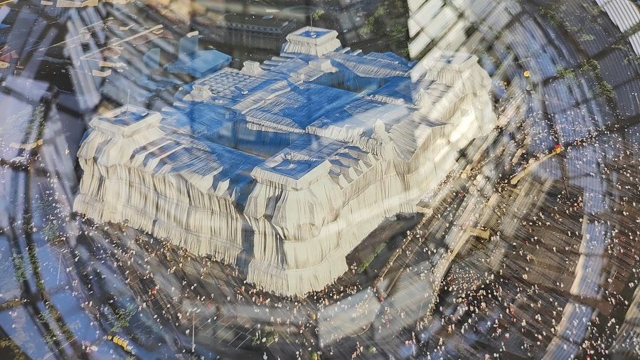 Christo and Jeanne-Claude, Wrapped Reichstag, Berlin, 1971-95. The Reichstag remained wrapped for 14 days. (Photo: Josi/Licensed under CC BY-SA 4.0)