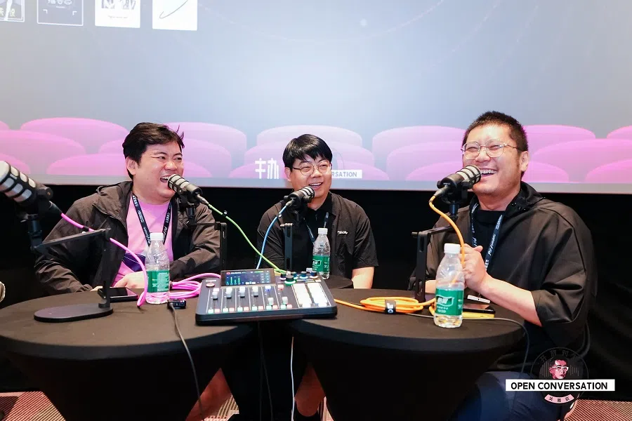 Fan Yiru (left) recording a podcast with guests at a live event.