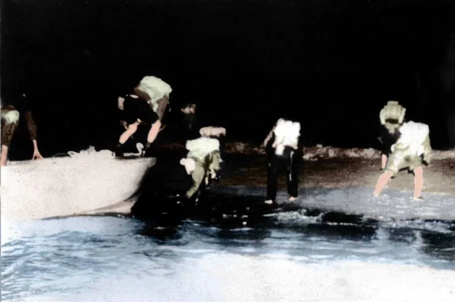 A group of ROC Armed Forces commando troops carry out a beach landing along the Guangdong coast in the 1950s; this rare photograph was taken during the operation.