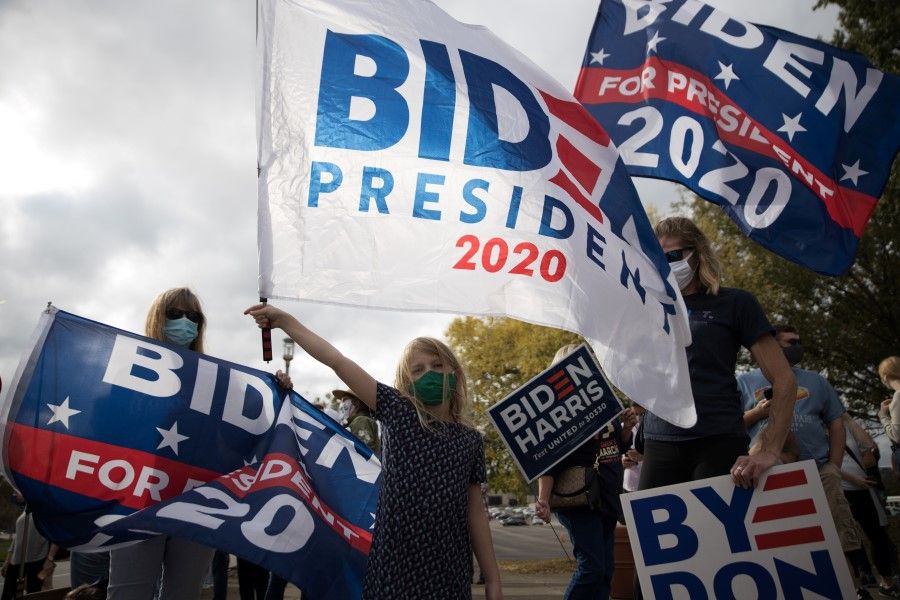 Biden supporters gather outside of a campaign event held by U.S. Democratic presidential candidate Joe Biden in Cincinnati, Ohio, 12 October 2020. (Megan Jelinger/REUTERS)