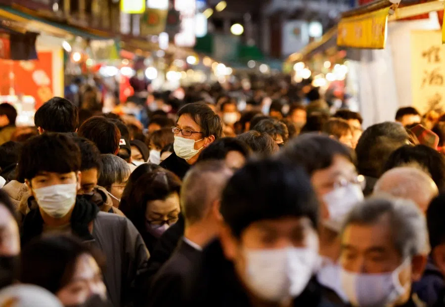 Shoppers crowd at the Ameyoko shopping district, Tokyo, Japan, 29 December 2022. (Issei Kato/Reuters)