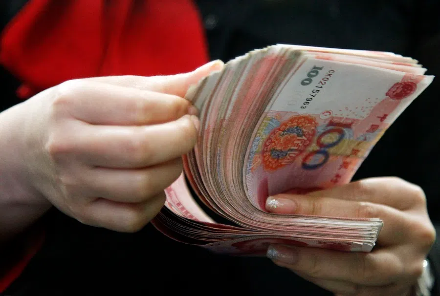 An HSBC employee counts 100 yuan bank notes at the bank’s branch in Shanghai, China, on 9 June 2010. (Qilai Shen/Bloomberg)