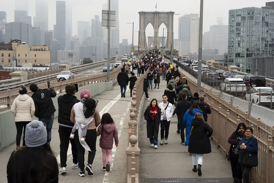 People on the Brooklyn Bridge in New York, US, on 26 December 2023. (Eilon Paz/Bloomberg)
