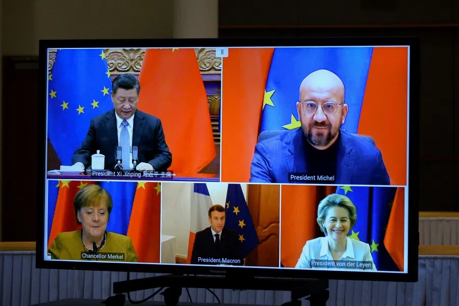 European Commission President Ursula von der Leyen, European Council President Charles Michel, German Chancellor Angela Merkel, French President Emmanuel Macron and Chinese President Xi Jinping are seen on a screen during a video conference, in Brussels, Belgium, 30 December 2020. (Johanna Geron/REUTERS)