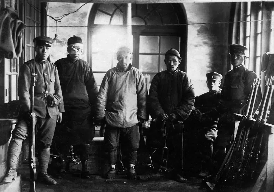 In 1932, the Japanese arrested anti-Japanese forces in northeast China and shackled their hands and feet.