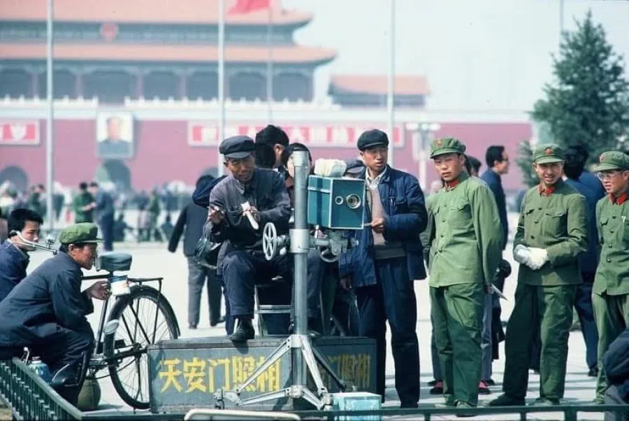 State-run photo studio, Tiananmen Square, Beijing, 1984. (Photo: Koichi Saito)