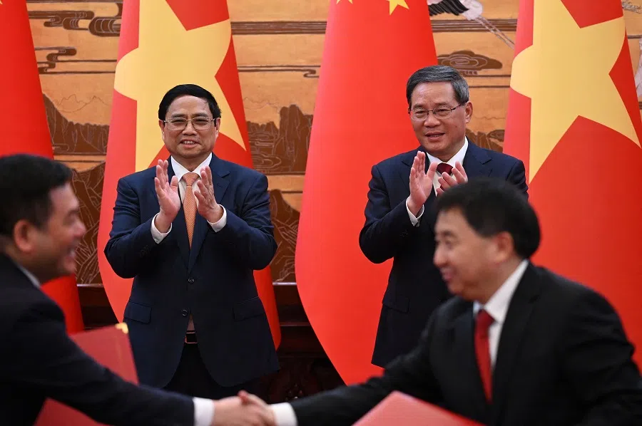 Vietnam's Prime Minister Pham Minh Chinh (left) and Chinese Premier Li Qiang applaud during a signing ceremony in the Great Hall of the People in Beijing, China, on 26 June 2023. (Greg Baker/Pool/AFP)
