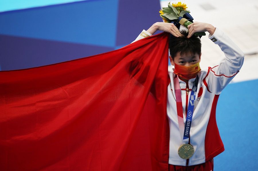 Gold medalist Quan Hongchan of China gestures at the medal ceremony, Tokyo Aquatics Centre, Tokyo, Japan, 5 August 2021. (Molly Darlington/Reuters)