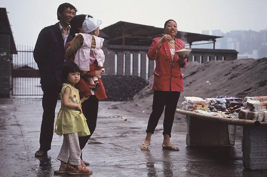Families of migrant workers at the Yangtze River ferry terminal in Chongqing, 1993. (Koichi Saito)