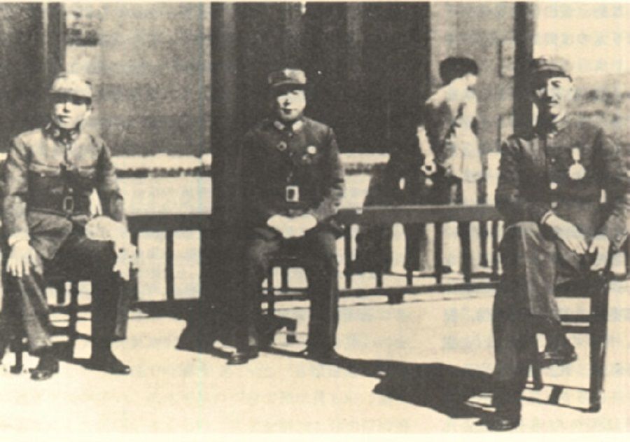 Chiang Kai-shek (right), Zhang Xueliang (left) and Yang Hucheng. (Wikimedia)