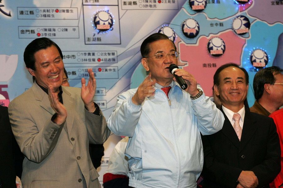 Former KMT chairman Lien Chan (centre), and former Taiwan President Ma Ying-jeou (left). (CNS)