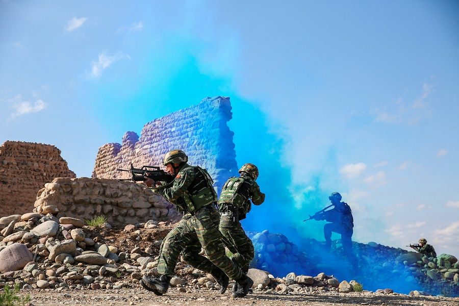 Soldiers of the Chinese People's Liberation Army (PLA) take part in combat training in the Gobi desert in Jiuquan, Gansu province, China, 18 May 2018. (Reuters/Stringer/File Photo)