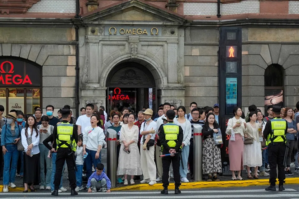 Crowds line the Bund as the motorcade with US Secretary of State Antony Blinken drives past in Shanghai, China, on 24 April 2024. (Mark Schiefelbein/Pool/AFP)