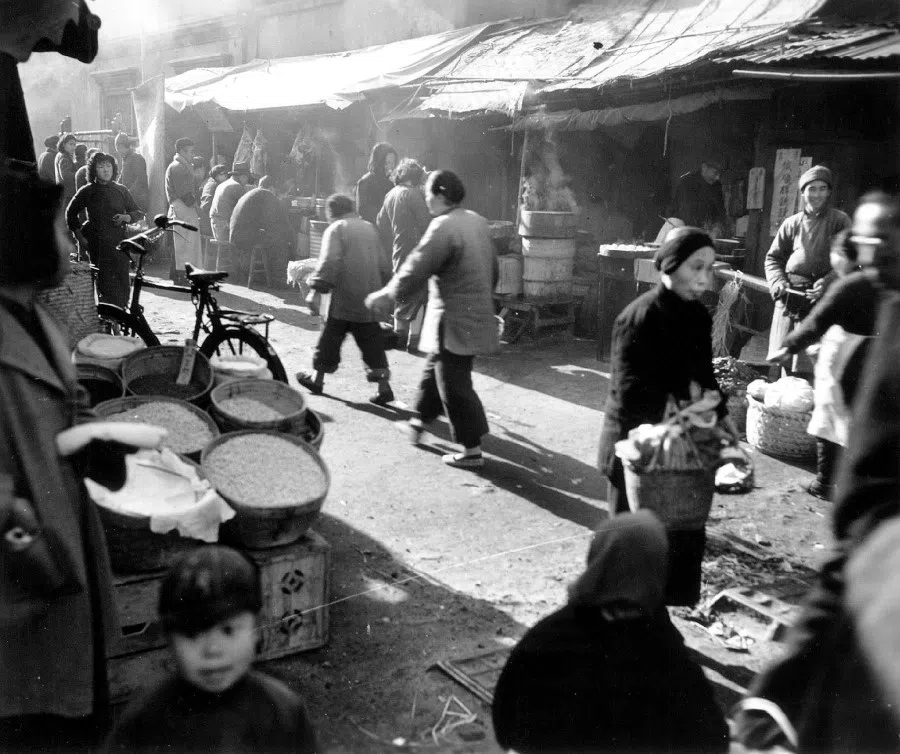 The morning sun shines in as the marketplace comes to life with early shoppers. Judging from the stall displays, the supply of goods was smooth and adequate.