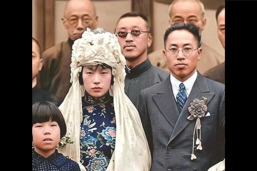 The wedding photo of Chiang Hsun’s parents.