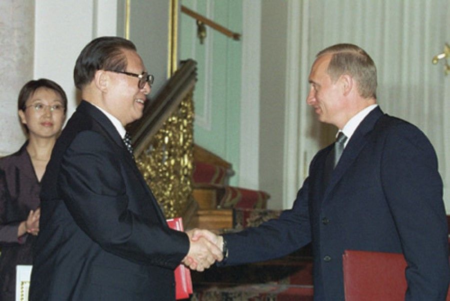 Chinese President Jiang Zemin and Russian President Vladimir Putin after signing the treaty, July 2001. (Internet/Wikimedia/kremlin.ru)