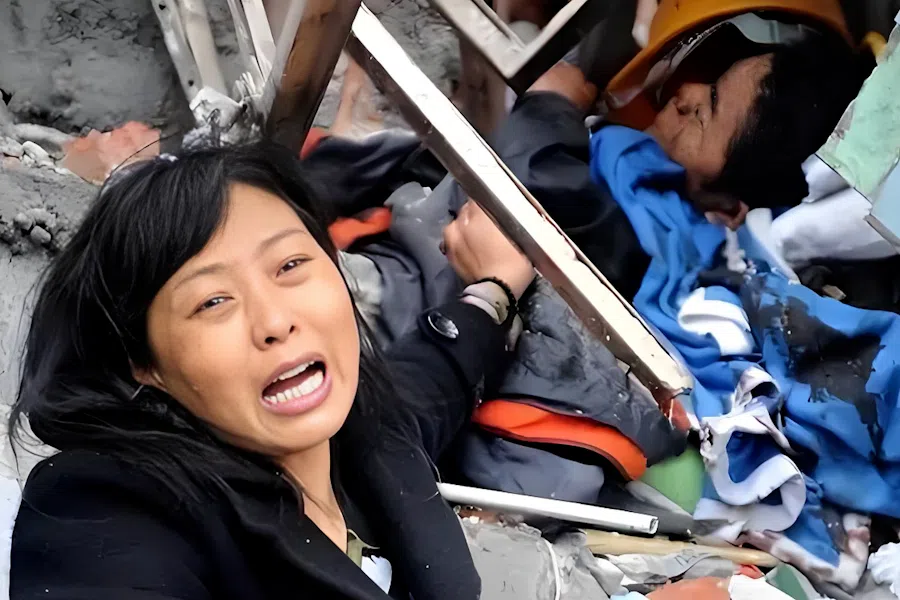 A mother’s desperate cries for her child trapped beneath the rubble of a collapsed building during the 2008 Wenchuan earthquake. (Internet)