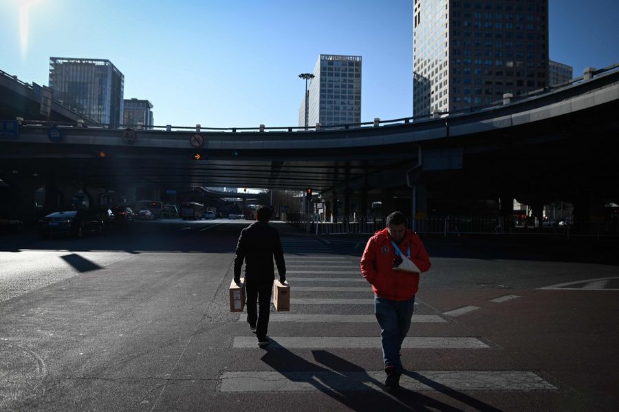 A serious implementation of the agreement will bring forth huge benefits for China and deepen China's reform and opening up. The photo shows pedestrians crossing a street at a Central Business District in Beijing on 14 January 2020. (Wang Zhao/AFP)