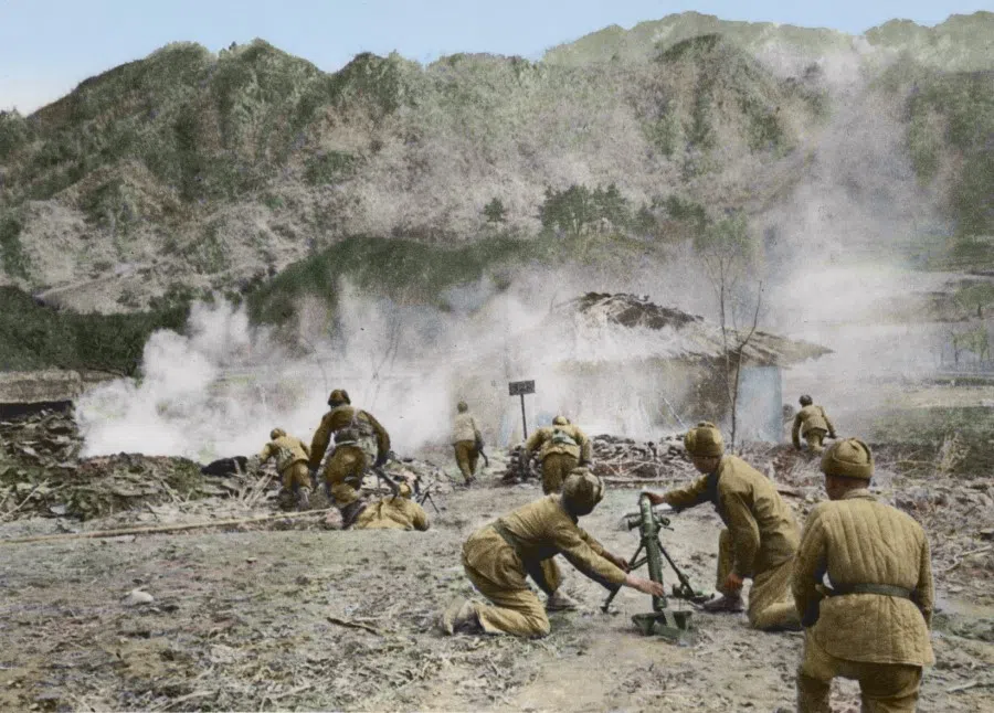 In 1951, the volunteer army quickly broke through the 38th parallel and continued attacking southward. But they lacked supplies and usually had to halt every seven days because they ran out of food and ammunition. The photo shows volunteer troops using a Japanese-made 90-mm mortar.