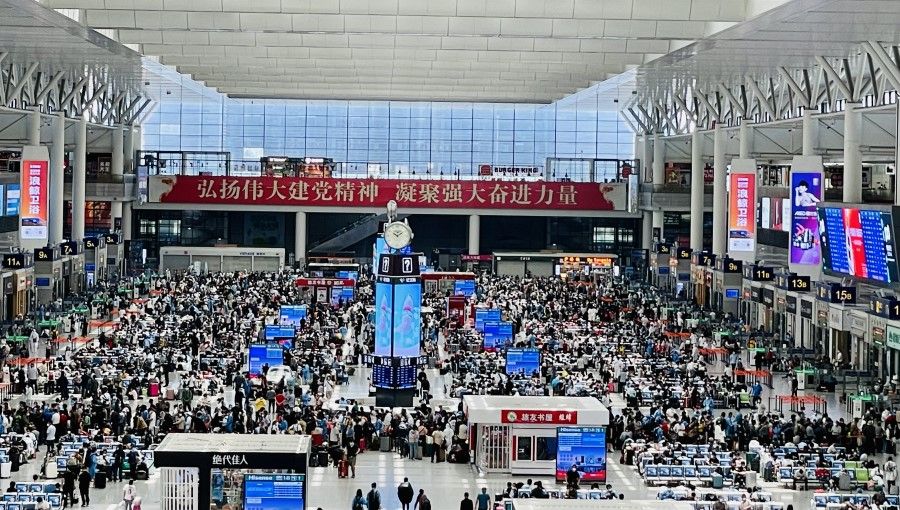 The crowd at Shanghai Hongqiao railway station, 31 May 2022. (Chen Jing/SPH Media)